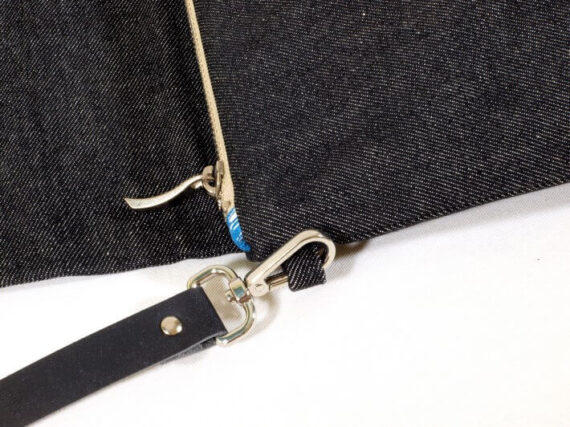 Detalle de bolso cruzado vaquero en algodón orgánico